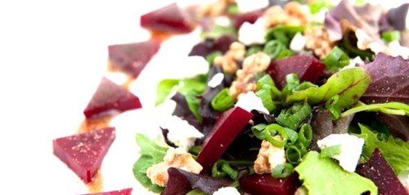 Салат из рукколы со свеклой и козьим сыром