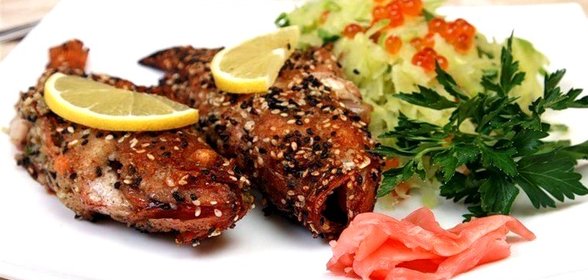 Морской окунь в кунжутной панировке