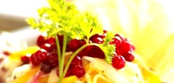 Салат из капусты с орехами, клюквой и крыжовником и тмином