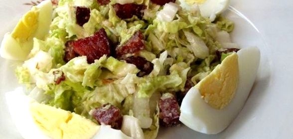 Салат из пекинской капусты с копченой колбасой