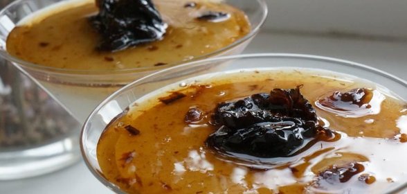 Кокосовый крем Манжа с черносливовым соусом