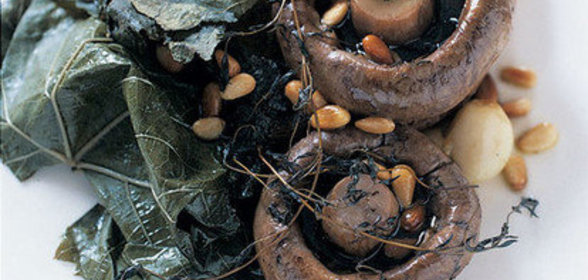 Тосты с грибами, запеченными в виноградных листьях