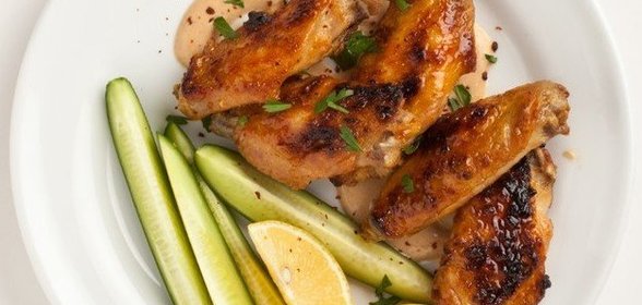 Куриные крылышки с пикантным соусом из арахисовой пасты
