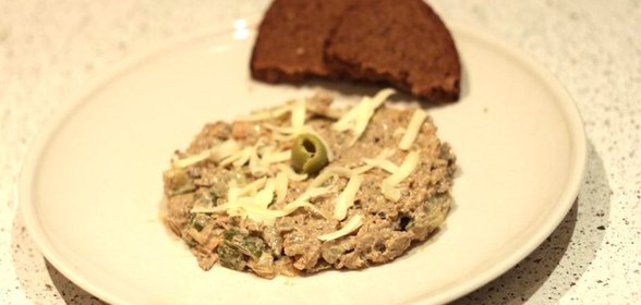 Салат с вареной печенью и солеными огурцами