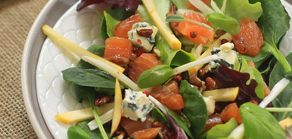 Салат с семгой и сыром рокфор