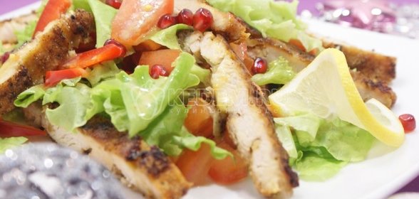 Салат с курицей и овощами