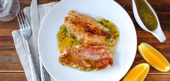 Жареный морской окунь с апельсиновым соусом