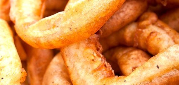 Золотистые луковые кольца в панировке