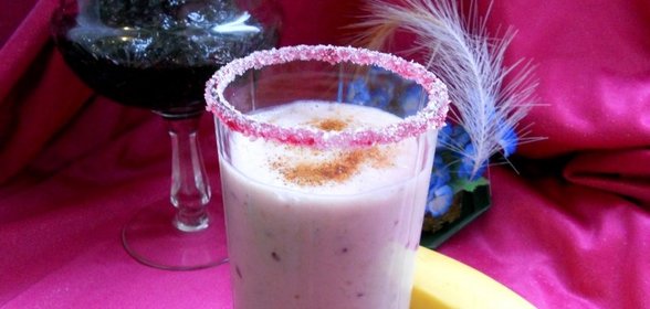 Банановый коктейль с черной смородиной