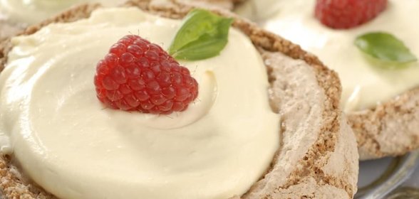 Миндальное пирожное с малиной