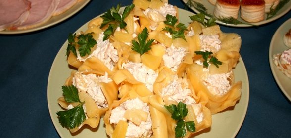 Салат с ананасом и чесноком