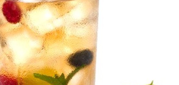 Имбирный пунш с белым ромом, ананасами и черникой