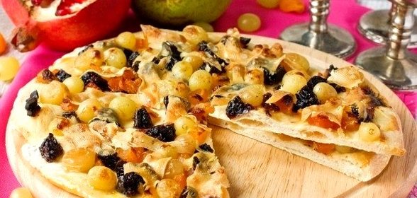 Сладкая пицца с пармезаном