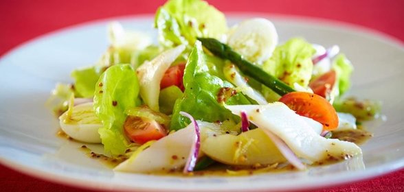 Салат с копченым палтусом