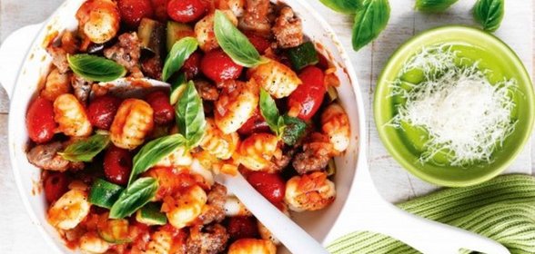 Ньокки с томатами, баклажанами и колбасами