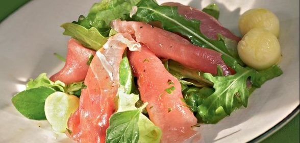 Карпаччо из свежего тунца с зеленым салатом