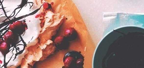 Карамельная «Павлова» с пряной вишней и шоколадом