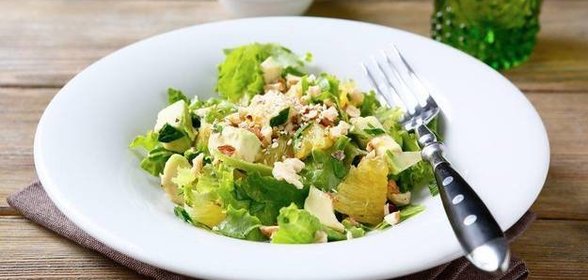 Салат из цитрусовых и авокадо с клубничной заправкой