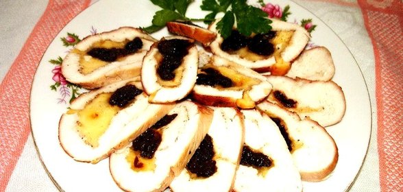 Куриный рулет с сыром и черносливом