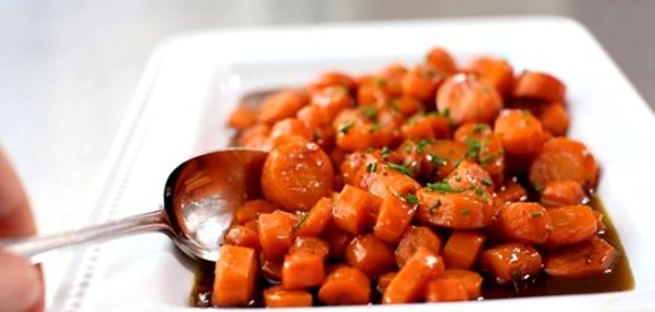 Молодая морковь, жаренная в карамели