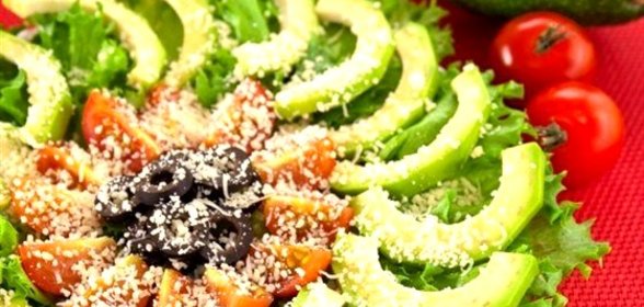 Салат с авокадо, помидорами, маслинами и пармезаном