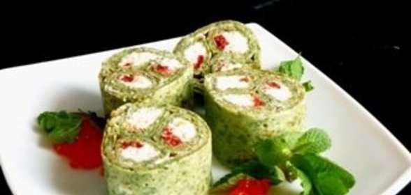 Закусочные шпинатные блинчики с фетой,творогом и вялеными помидорами
