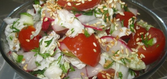 Овощной салат с редисом и семенами кунжута