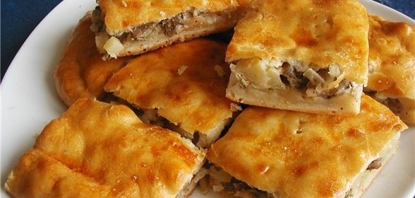 Пирог с картошкой и рыбными консервами