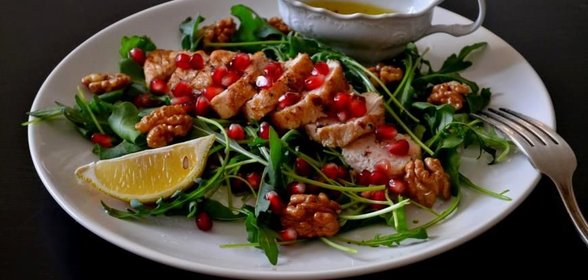 Салат из куриной грудки с гранатом