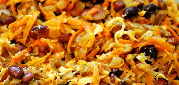 Теплый салат с фасолью и сыром