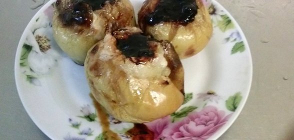 Запеченное яблоко с карамелью