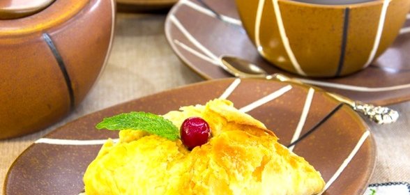 Конвертики из слоеного теста с фаршированными абрикосами