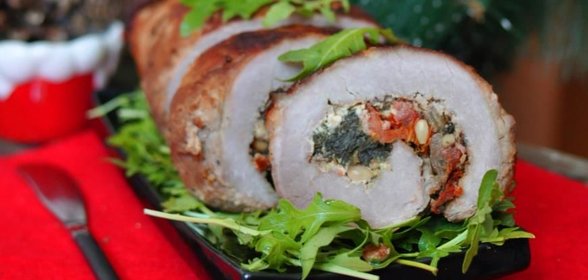 Свиной рулет со шпинатом, кедровыми орешками и фетой