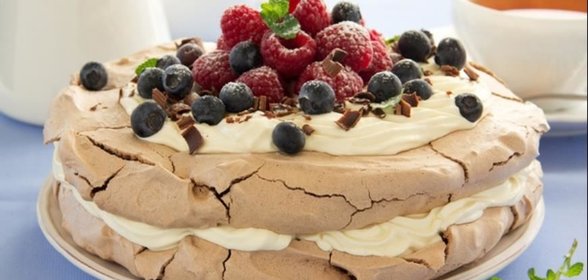 Шоколадная Павлова с лесными ягодами