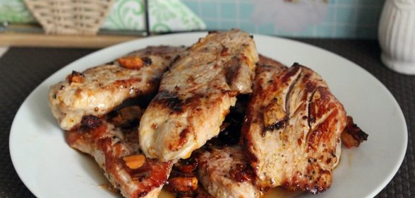 Жареные ломтики свиного окорока в панировке из силансу