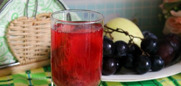 Фруктово - ягодный компот с корицей и кардамоном