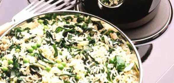 Итальянский рисовый салат с весенними овощами