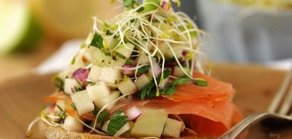 Салат с копченым лососем на ломтике хлеба