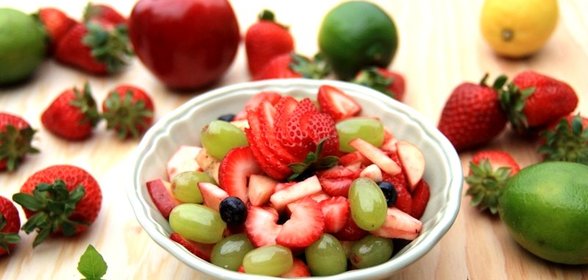 Фруктовый салат с медовым сиропом