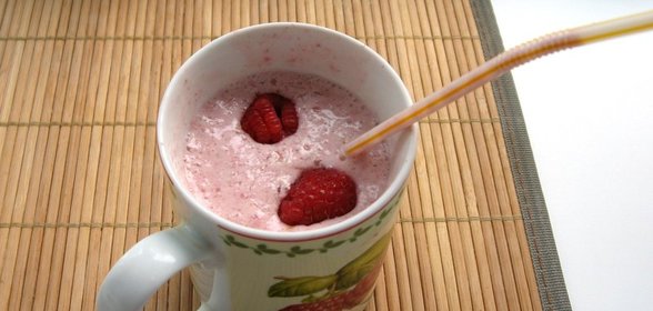 Коктейль с малиной и мороженым
