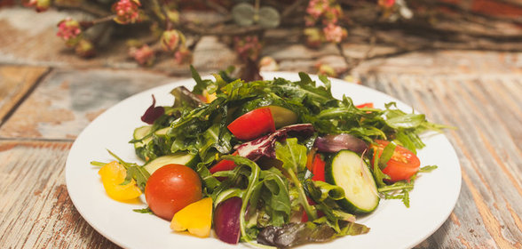 Легкий салат из сезонных овощей