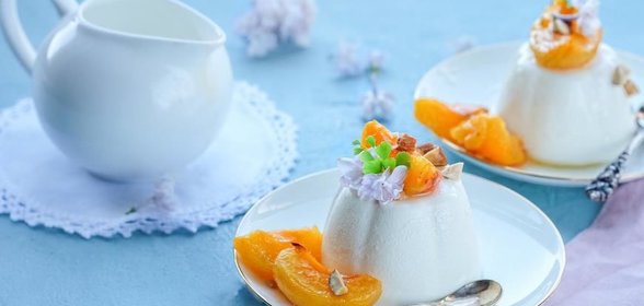 Паннакота с абрикосами в легком сиропе с миндалем