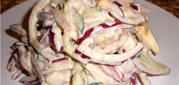 Сытный салат с куриной грудкой, картофелем и грибами