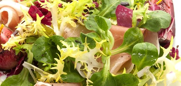 Салат с прошутто и пармезаном