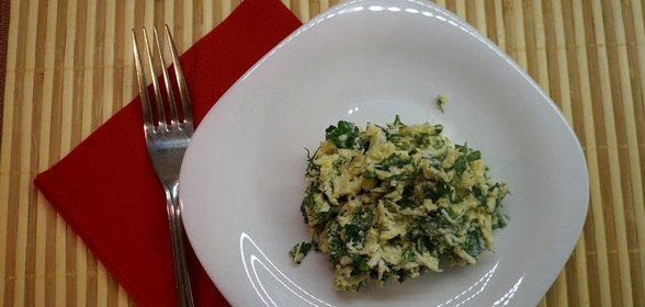 Яичный салат с сыром и зеленью