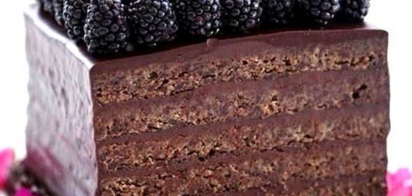 Шоколадно-миндальный торт с ежевикой