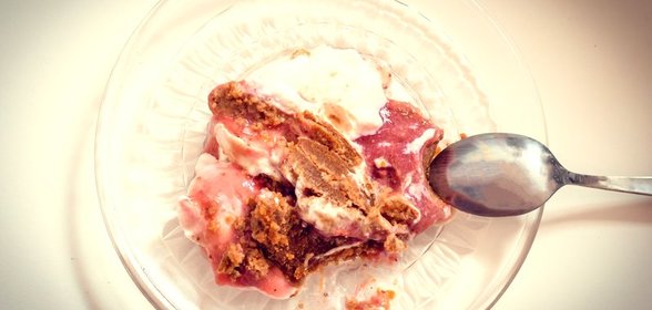 Десерт из гороха со свежей клубникой