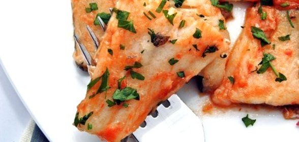 Треска в томатном соусе с черносливом и розмарином