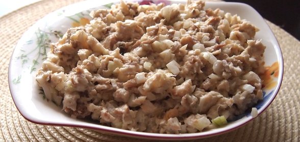 Салат с треской, луком, яйцом