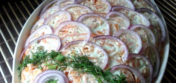 Слоеный салат с красной рыбой, рисом и овощами
